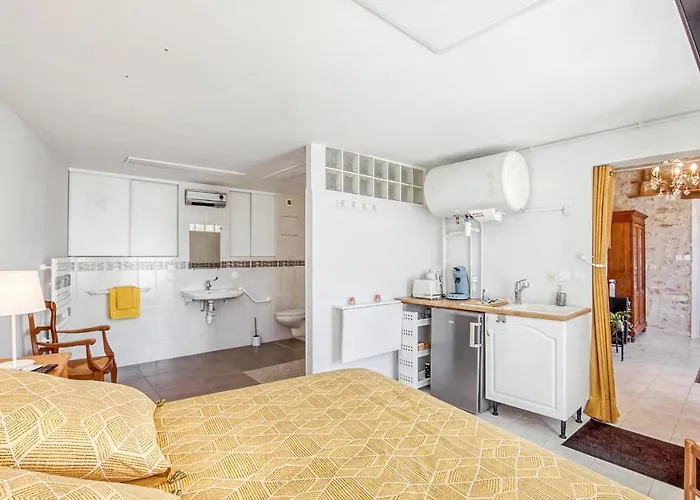 Leomie - Maison En Pierre Au Pied Des Vignes - Monthurel